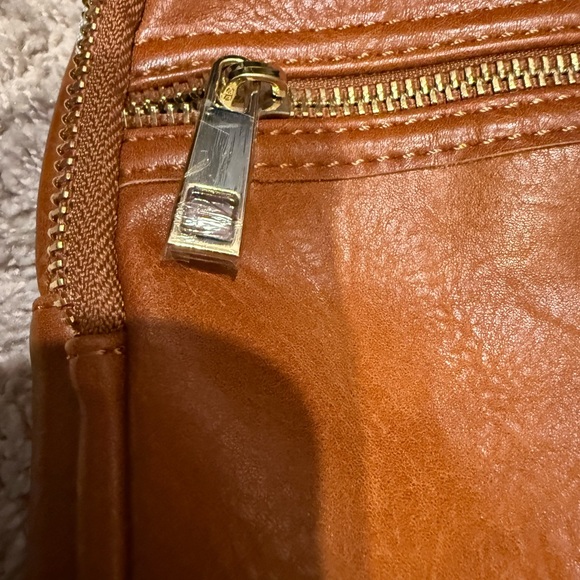 Threaded Pear Riley Sling crossbody - Picture 4 of 7